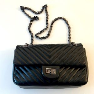 Black Leather Stitched Chain Shoulder Bag Crossbody 10”x6”x3” has outside pocket